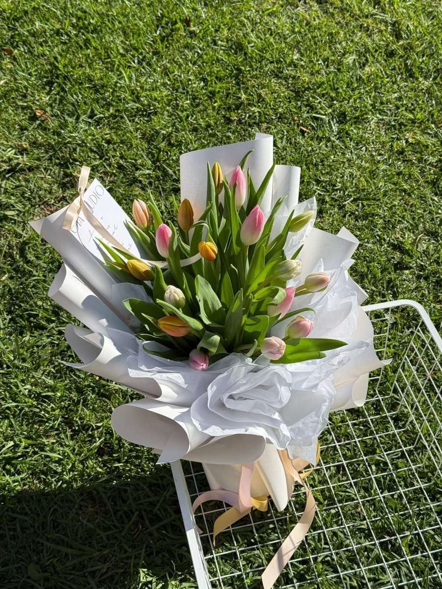 TULIPS EN MASSE - GIA STUDIO